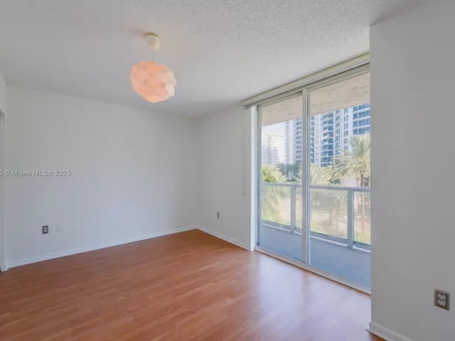 2-bedroom condo for sale in Miami Beach - 5900 Collins Ave 506 - MondialRealty