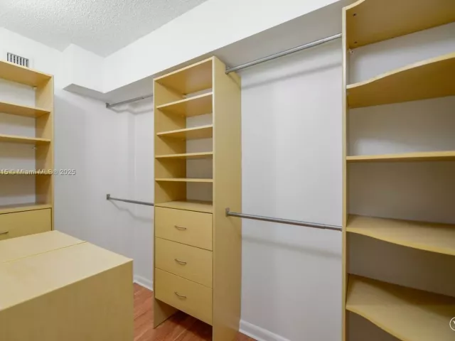 2-bedroom condo for sale in Miami Beach - 5900 Collins Ave 506 - MondialRealty