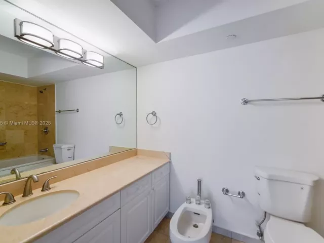 2-bedroom condo for sale in Miami Beach - 5900 Collins Ave 506 - MondialRealty