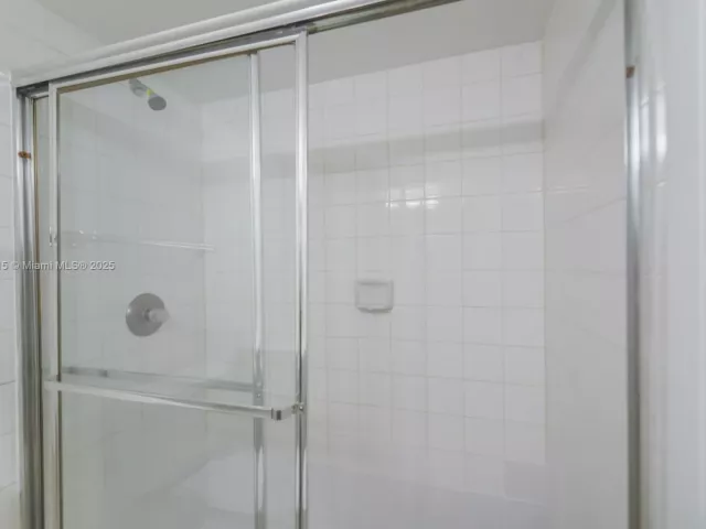 2-bedroom condo for sale in Miami Beach - 5900 Collins Ave 506 - MondialRealty