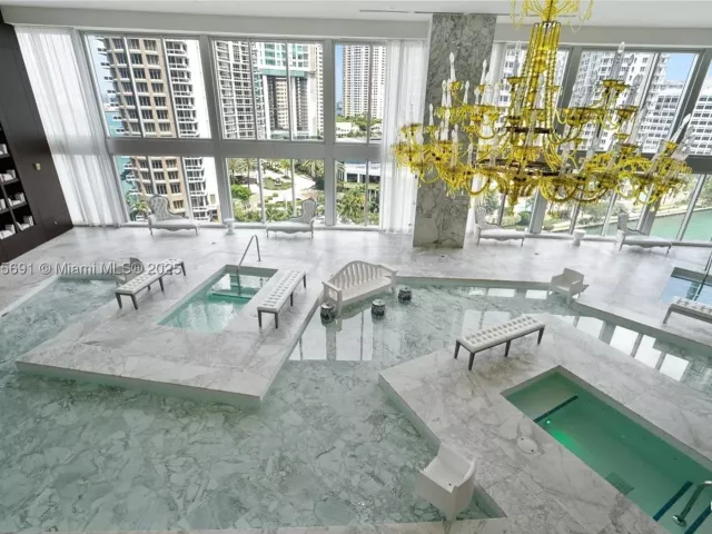 1-bedroom condo for sale in Miami - 495 Brickell Ave 2206 - MondialRealty