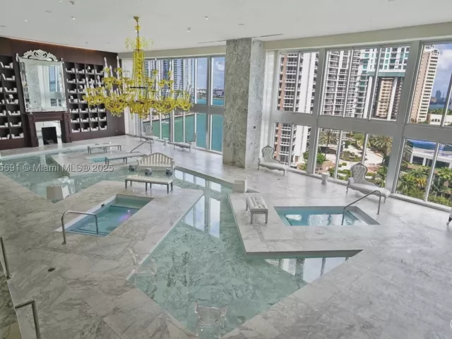 1-bedroom condo for sale in Miami - 495 Brickell Ave 2206 - MondialRealty