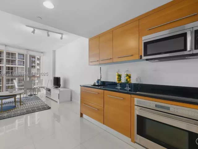 1-bedroom condo for sale in Miami - 495 Brickell Ave 2206 - MondialRealty