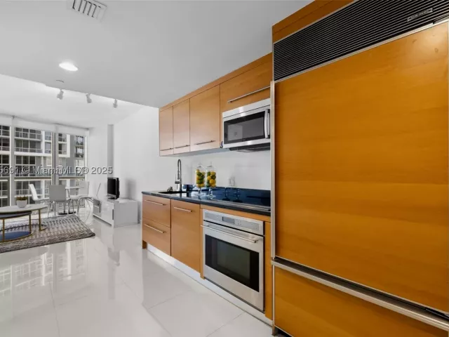 1-bedroom condo for sale in Miami - 495 Brickell Ave 2206 - MondialRealty