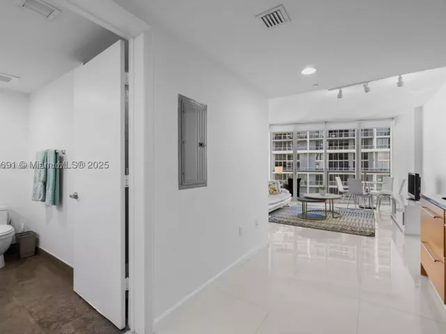 1-bedroom condo for sale in Miami - 495 Brickell Ave 2206 - MondialRealty