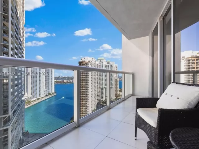 1-bedroom condo for sale in Miami - 495 Brickell Ave 2206 - MondialRealty