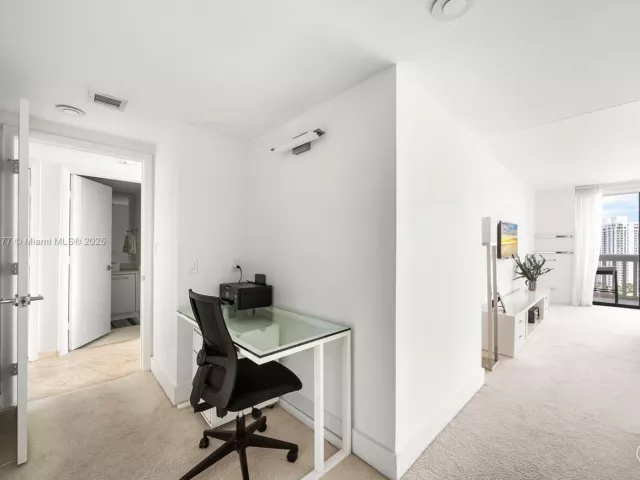 3-bedroom condo for rent in Aventura - 1000 W Island Blvd 2407 - MondialRealty