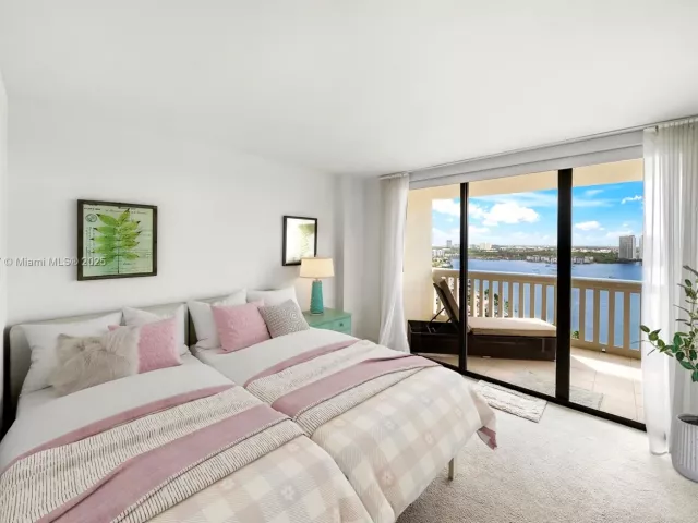 3-bedroom condo for rent in Aventura - 1000 W Island Blvd 2407 - MondialRealty