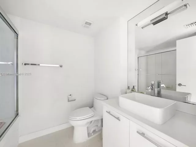 3-bedroom condo for rent in Aventura - 1000 W Island Blvd 2407 - MondialRealty