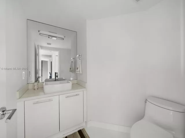 3-bedroom condo for rent in Aventura - 1000 W Island Blvd 2407 - MondialRealty