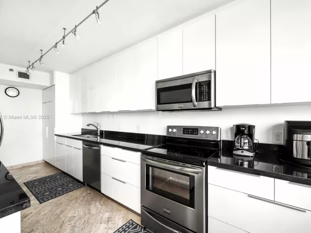 3-bedroom condo for rent in Aventura - 1000 W Island Blvd 2407 - MondialRealty