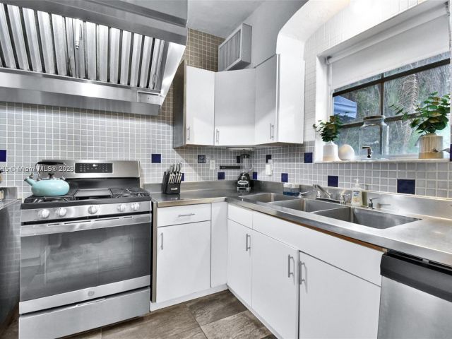 Home for sale at 1018 Jefferson Ave - photo 7469320