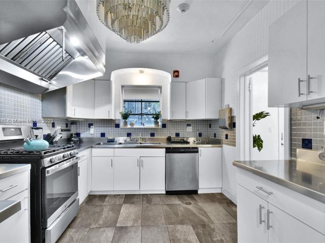 Home for sale at 1018 Jefferson Ave - photo 7469322