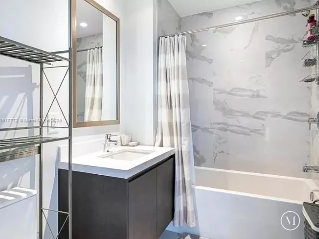 2-bedroom condo for rent in Miami - 851 NE 1st Ave 3909 - MondialRealty