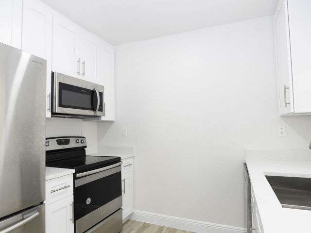 Home for rent at 924 NW 11th Court - photo 6812966