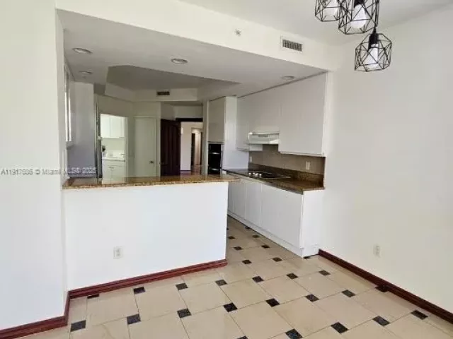 3-bedroom condo for sale in Aventura - 21050 Point Pl 501 - MondialRealty