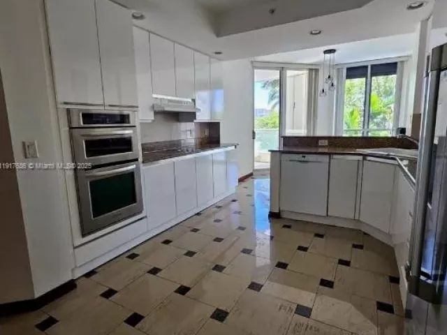 3-bedroom condo for sale in Aventura - 21050 Point Pl 501 - MondialRealty