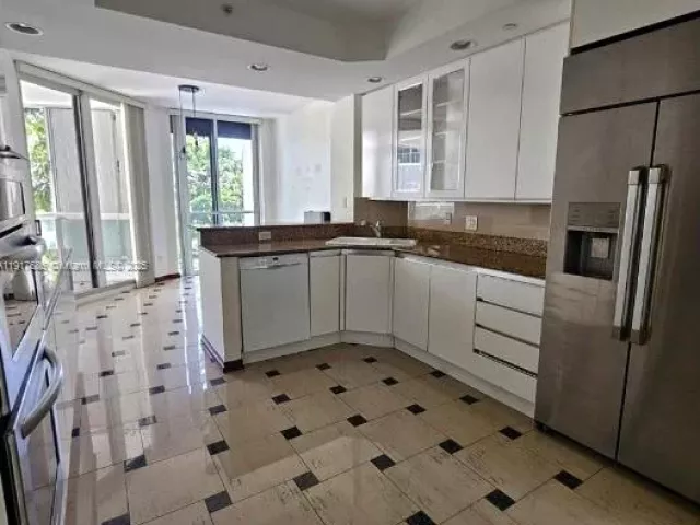 3-bedroom condo for sale in Aventura - 21050 Point Pl 501 - MondialRealty