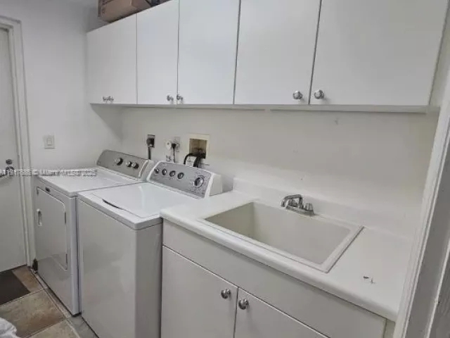 3-bedroom condo for sale in Aventura - 21050 Point Pl 501 - MondialRealty