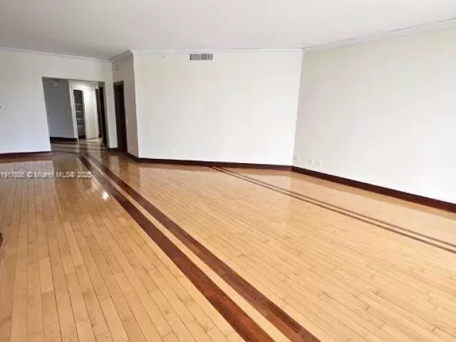 3-bedroom condo for sale in Aventura - 21050 Point Pl 501 - MondialRealty