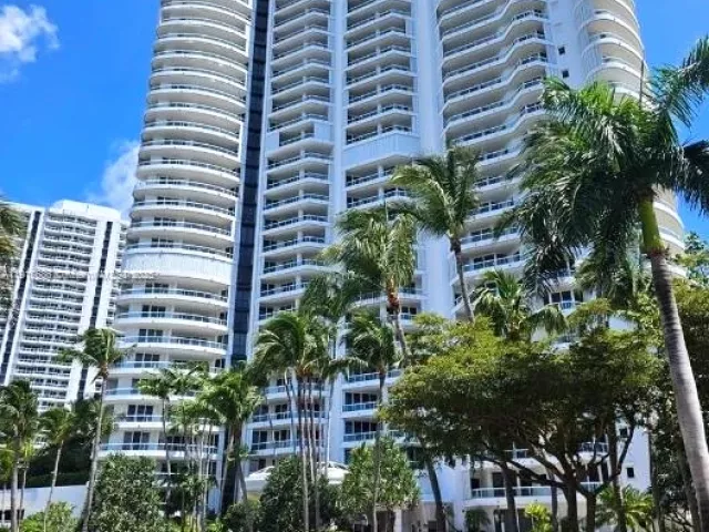 3-bedroom condo for sale in Aventura - 21050 Point Pl 501 - MondialRealty