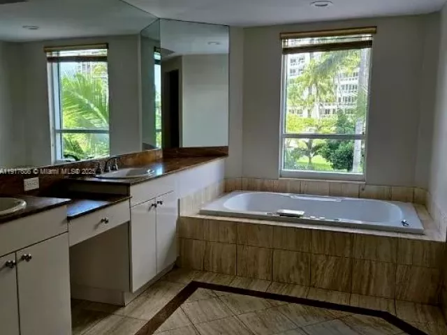 3-bedroom condo for sale in Aventura - 21050 Point Pl 501 - MondialRealty