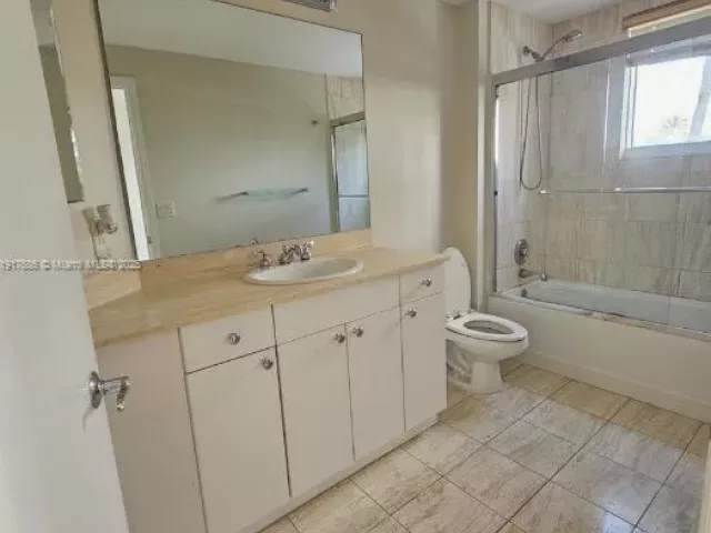 3-bedroom condo for sale in Aventura - 21050 Point Pl 501 - MondialRealty