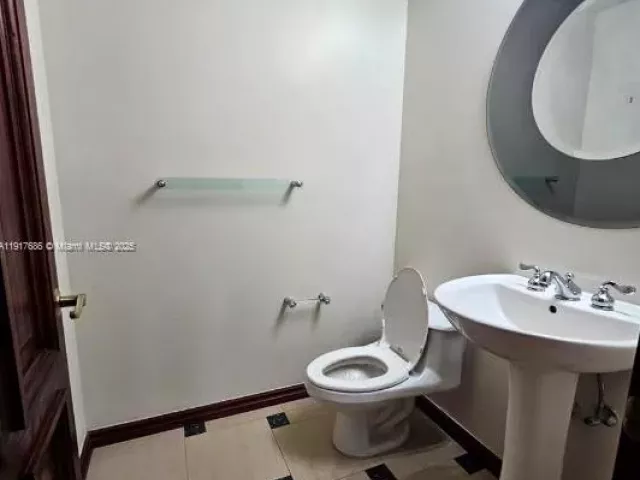 3-bedroom condo for sale in Aventura - 21050 Point Pl 501 - MondialRealty