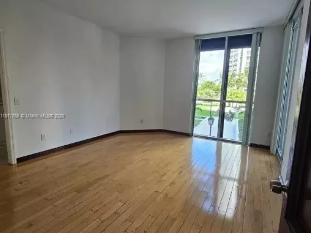 3-bedroom condo for sale in Aventura - 21050 Point Pl 501 - MondialRealty