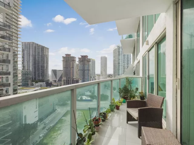 2-bedroom condo for sale in Miami - 41 SE 5th St 1210 - MondialRealty