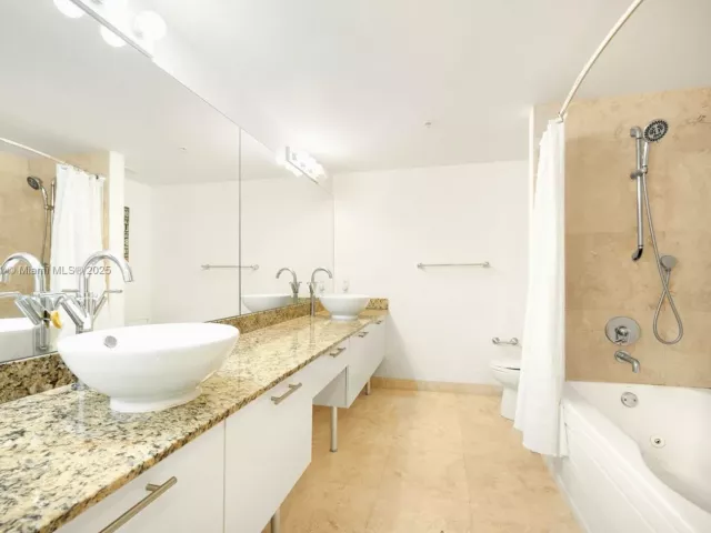 2-bedroom condo for sale in Miami - 41 SE 5th St 1210 - MondialRealty