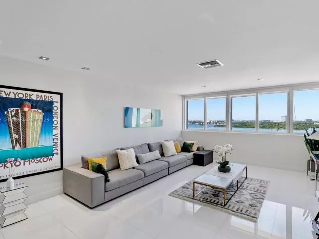 2-bedroom condo for sale in Bal Harbour - 10275 Collins Ave 1523 - MondialRealty