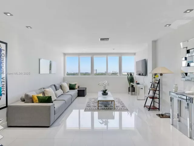 2-bedroom condo for sale in Bal Harbour - 10275 Collins Ave 1523 - MondialRealty
