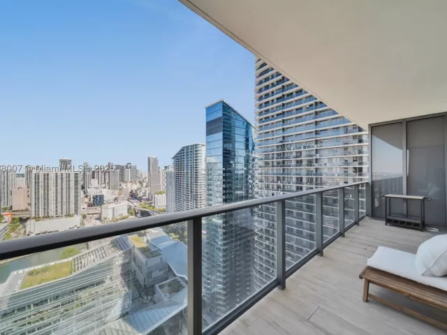 1-bedroom condo for sale in Miami - 45 SW 9th St 3909 - MondialRealty