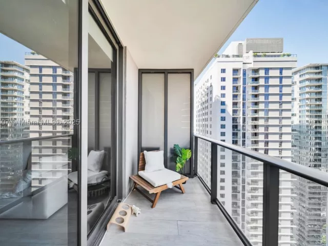 1-bedroom condo for sale in Miami - 45 SW 9th St 3909 - MondialRealty