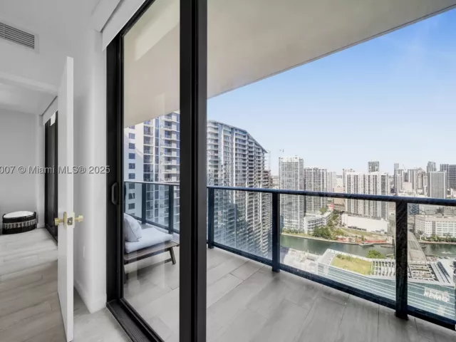 1-bedroom condo for sale in Miami - 45 SW 9th St 3909 - MondialRealty