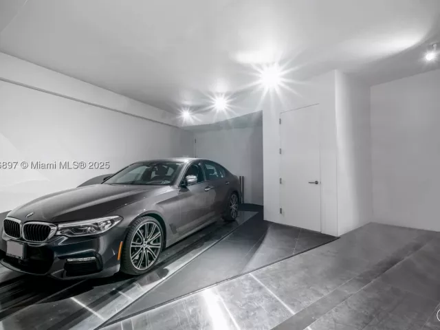 4-bedroom condo for sale in Sunny Isles Beach - 18555 Collins Ave 5105 - MondialRealty