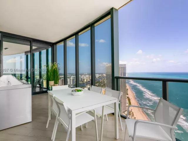 4-bedroom condo for sale in Sunny Isles Beach - 18555 Collins Ave 5105 - MondialRealty