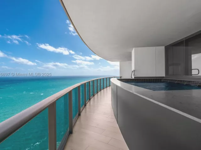 4-bedroom condo for sale in Sunny Isles Beach - 18555 Collins Ave 5105 - MondialRealty