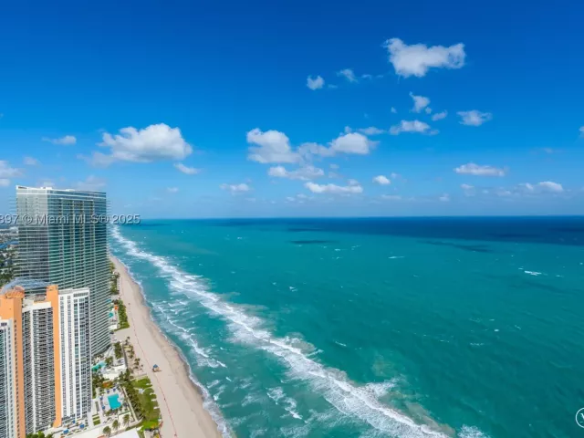 4-bedroom condo for sale in Sunny Isles Beach - 18555 Collins Ave 5105 - MondialRealty