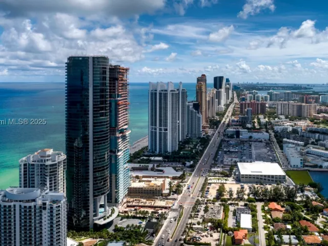 4-bedroom condo for sale in Sunny Isles Beach - 18555 Collins Ave 5105 - MondialRealty