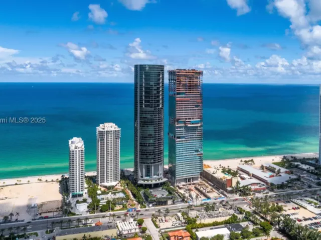 4-bedroom condo for sale in Sunny Isles Beach - 18555 Collins Ave 5105 - MondialRealty