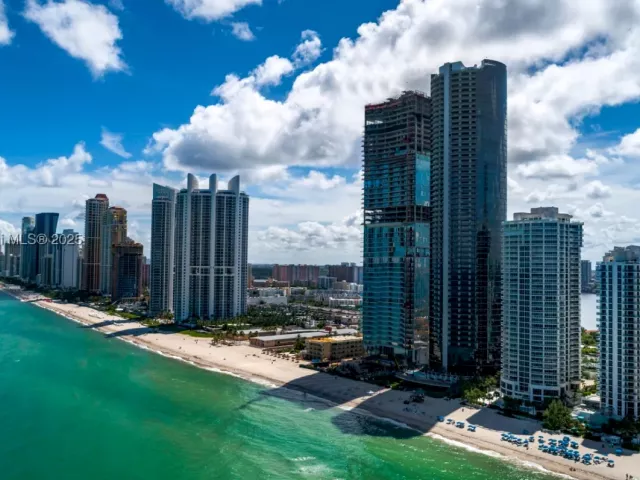 4-bedroom condo for sale in Sunny Isles Beach - 18555 Collins Ave 5105 - MondialRealty