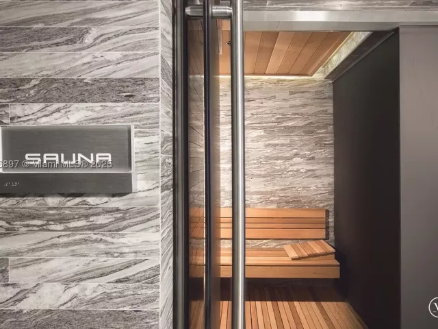 4-bedroom condo for sale in Sunny Isles Beach - 18555 Collins Ave 5105 - MondialRealty