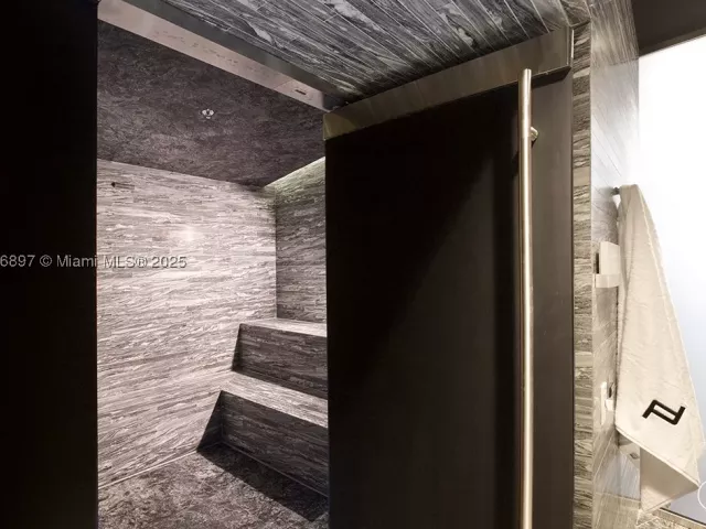 4-bedroom condo for sale in Sunny Isles Beach - 18555 Collins Ave 5105 - MondialRealty