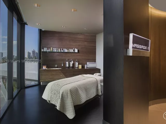 4-bedroom condo for sale in Sunny Isles Beach - 18555 Collins Ave 5105 - MondialRealty