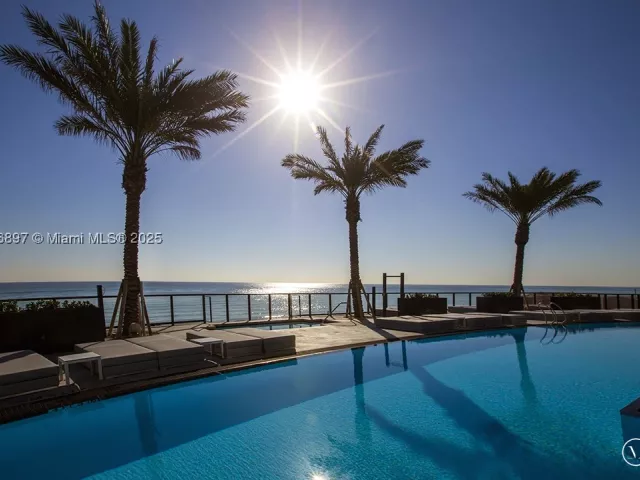 4-bedroom condo for sale in Sunny Isles Beach - 18555 Collins Ave 5105 - MondialRealty
