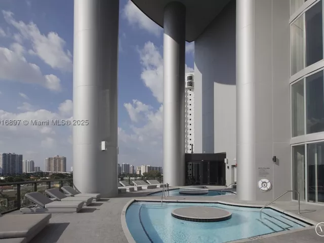 4-bedroom condo for sale in Sunny Isles Beach - 18555 Collins Ave 5105 - MondialRealty