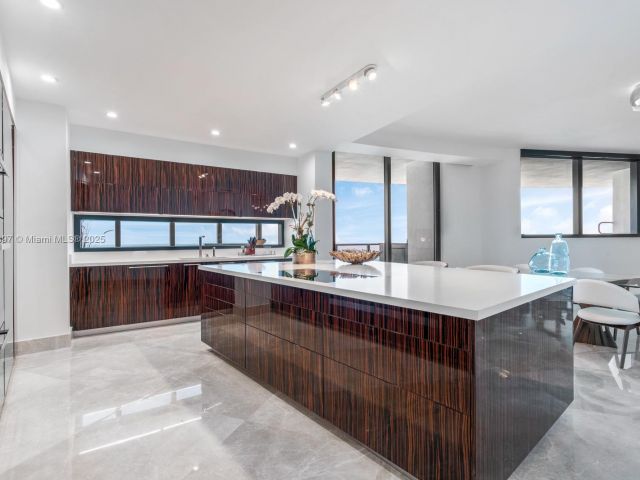 Apartment for sale  Unit #5105 - photo 6836397