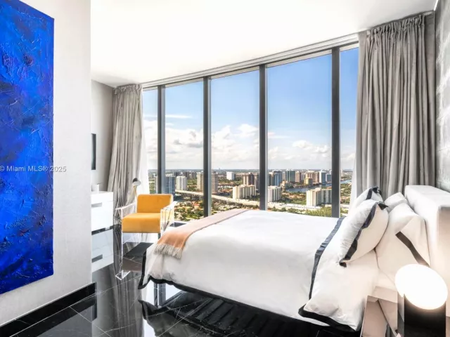 4-bedroom condo for sale in Sunny Isles Beach - 18555 Collins Ave 3505 - MondialRealty